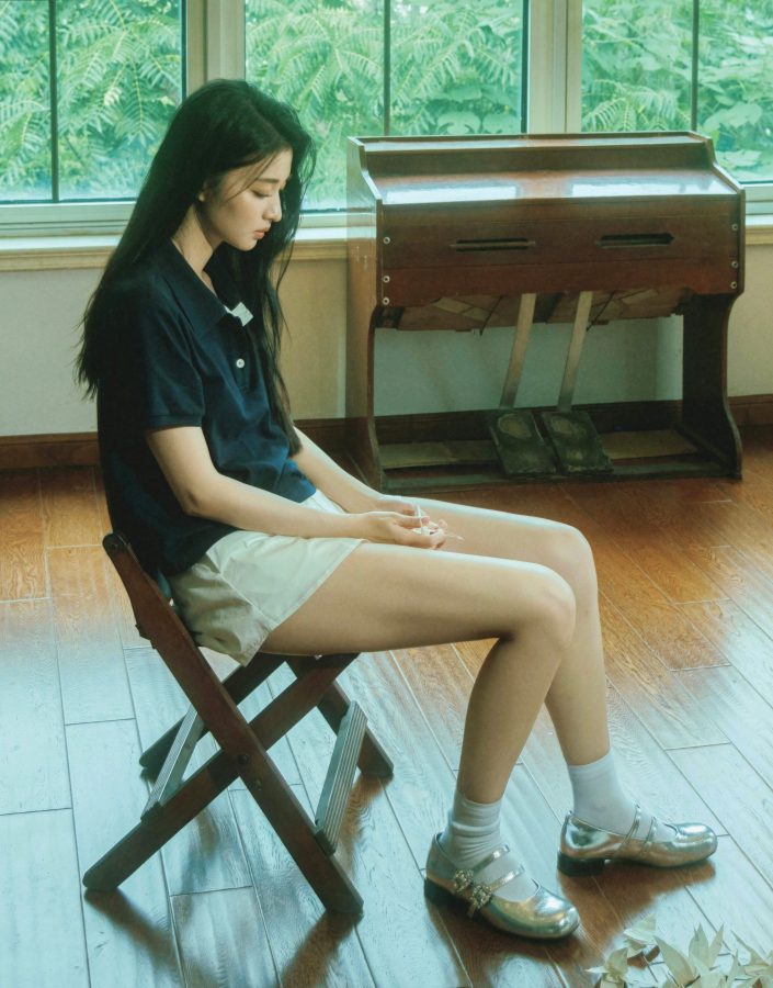 王楚然室内写真展现一双匀称光滑的少女腿(2/4)