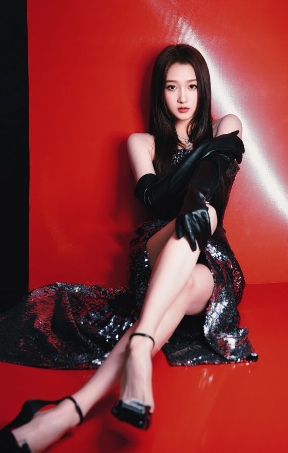 长身美女关晓彤身穿亮片开叉礼服展示迷人美腿(1/9)