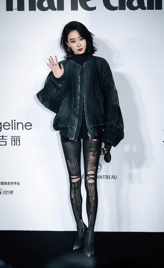 张小斐长腿穿破洞黑丝袜亮相嘉人女性影响力之夜(14/33)