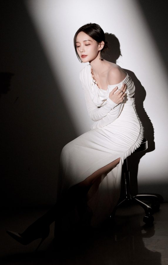 李一桐一袭白色斜肩长裙展现曼妙线条，室内写真盯屏让人直呼受不了(3/8)