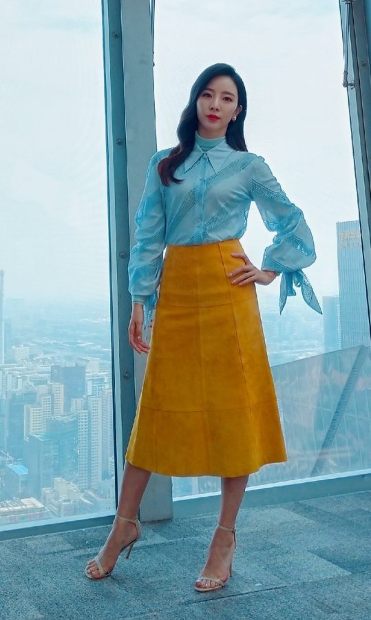 美女主持李思思美足踩细跟凉鞋气质明艳动人(4/4)