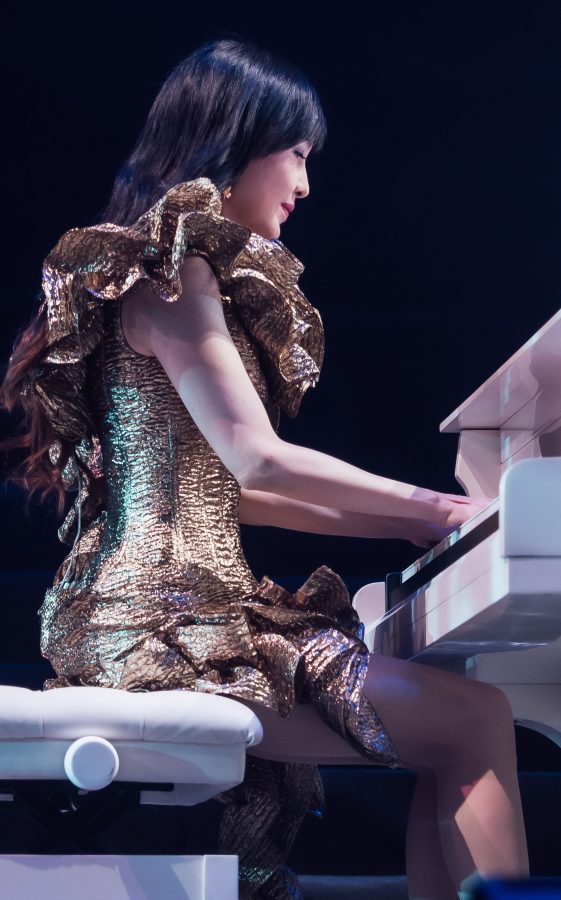 周慧敏演唱会上穿黄金短裙秀肉丝腿(27/29)