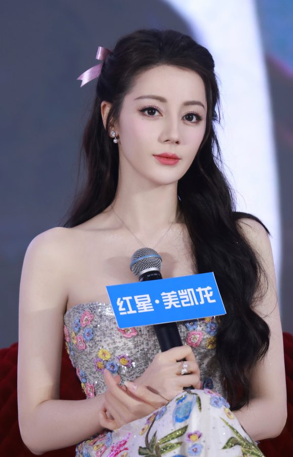 迪丽热巴一袭明媚花裙脚穿细高跟挑鞋(10/10)