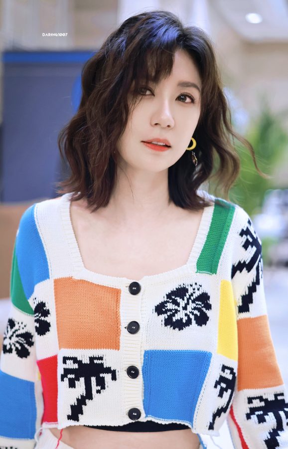 贾静雯穿活泼图案套裙现身细腰长腿少女感十足(5/10)