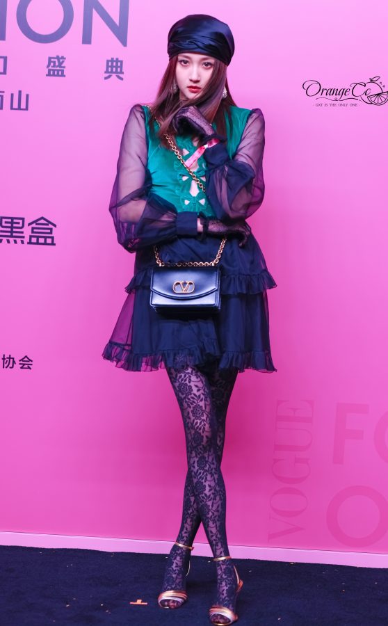 关晓彤腿穿复古鲜花花纹蕾丝袜踩细跟凉鞋展露迷人女人味(19/31)