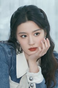 王楚然穿牛仔热裤大秀她纤长的一双美腿