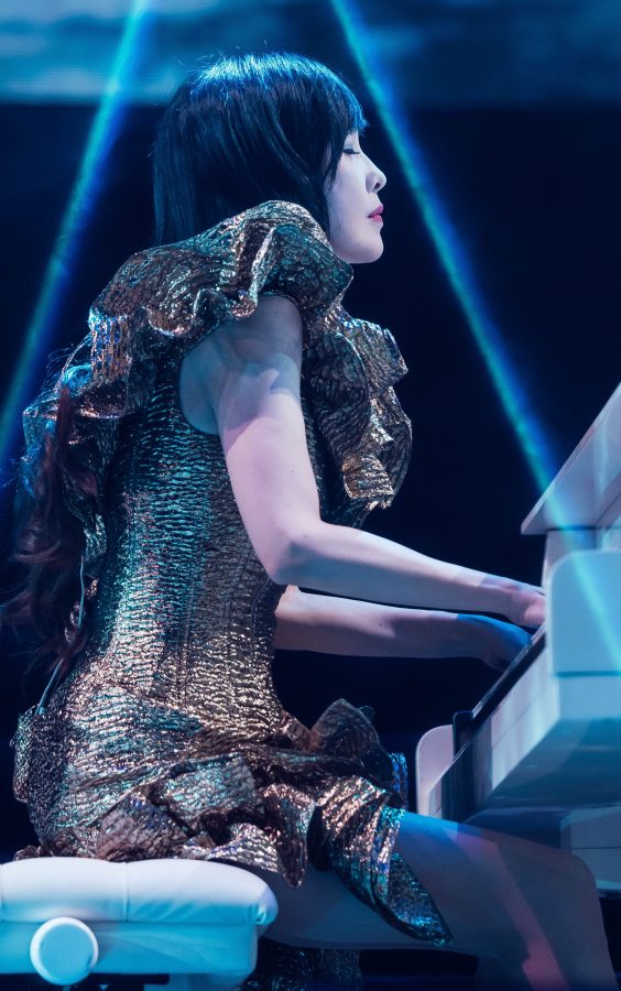 周慧敏演唱会上穿黄金短裙秀肉丝腿(29/29)