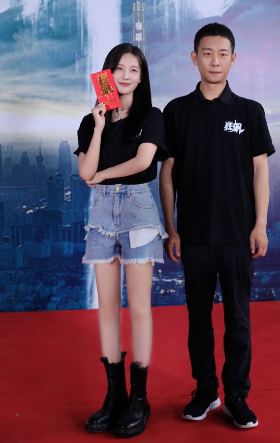 李一桐穿一条牛仔短裤展现出两条细长的白腿(1/3)