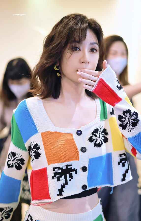 贾静雯穿活泼图案套裙现身细腰长腿少女感十足(3/10)