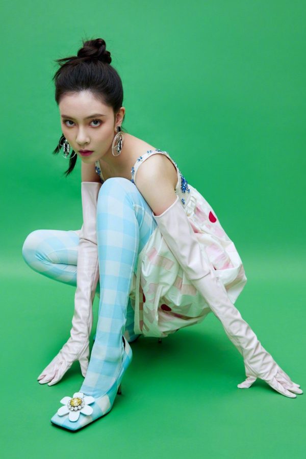 《红秀》杂志封面宋妍霏美腿穿白袜展现纯真气质(3/3)