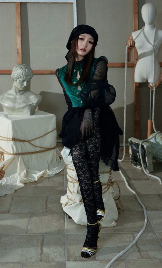 关晓彤腿穿复古鲜花花纹蕾丝袜踩细跟凉鞋展露迷人女人味(3/31)