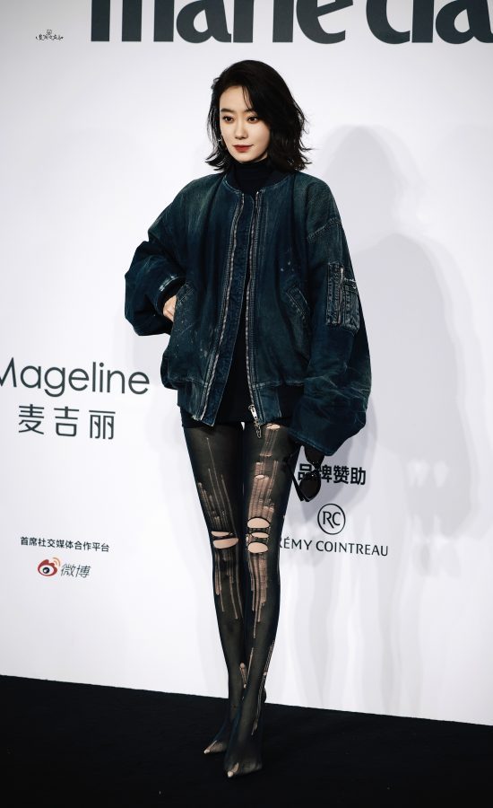 张小斐长腿穿破洞黑丝袜亮相嘉人女性影响力之夜(18/33)