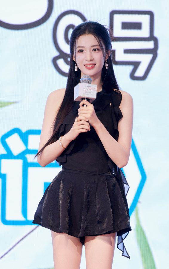 王楚然身穿黑裙配长靴秀美大腿(5/6)