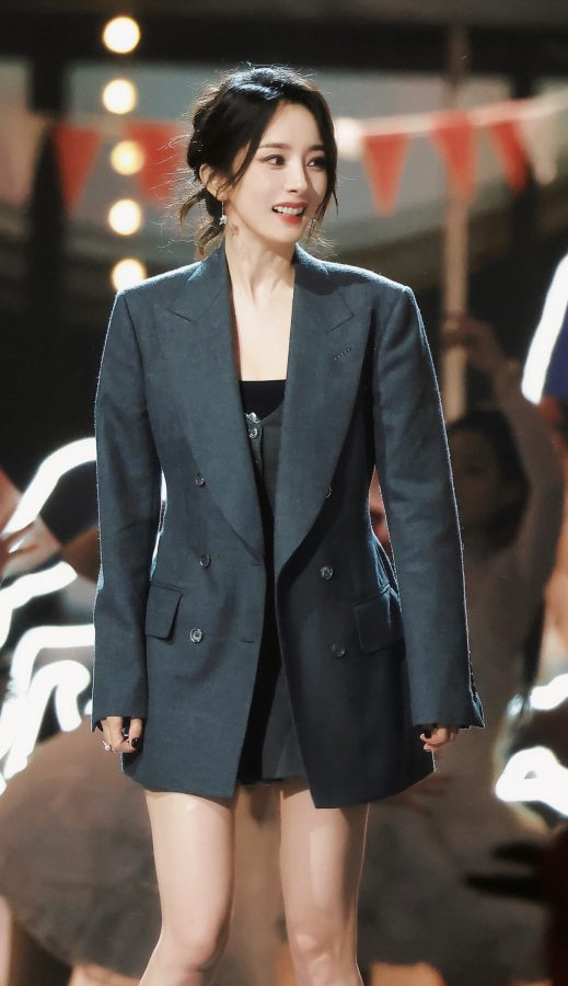 杨幂穿灰色西服套裙两条美细腿洁白如玉(14/16)