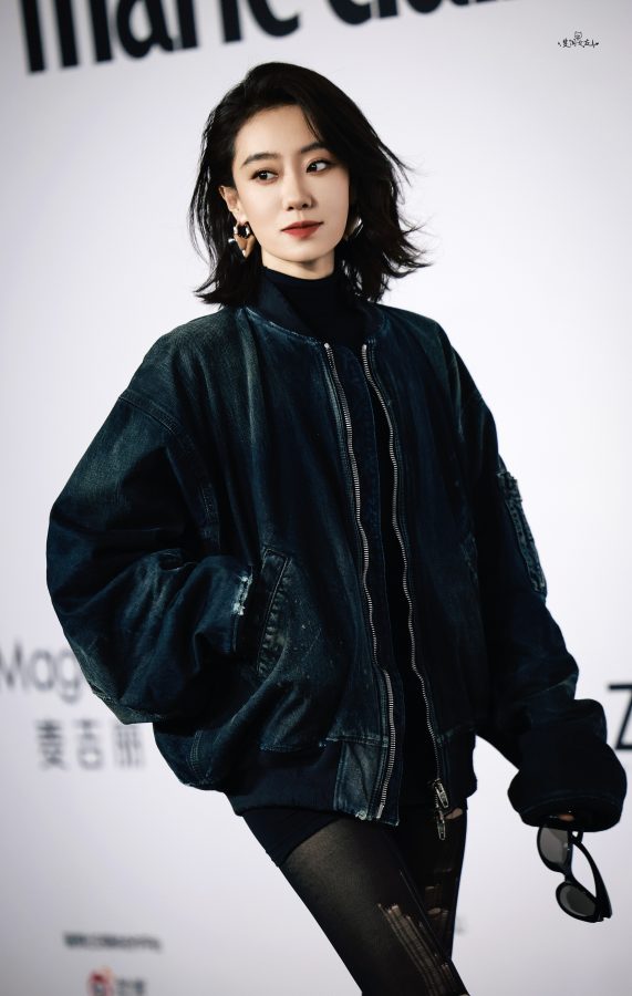 张小斐长腿穿破洞黑丝袜亮相嘉人女性影响力之夜(19/33)