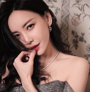 于文文身着华丽高开叉晚礼服秀长腿