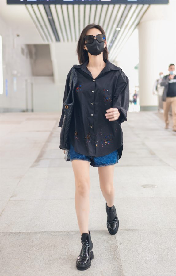 李一桐机场美腿图（第3张/共5张）