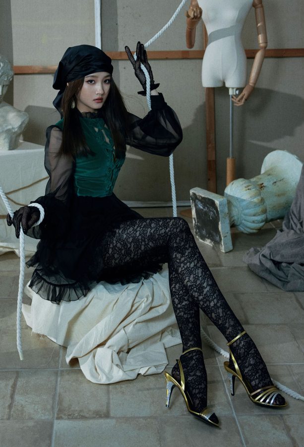 Guan Xiaotong wears retro flower pattern lace socks and stiletto sandals to show off her charming femininity(1/31)