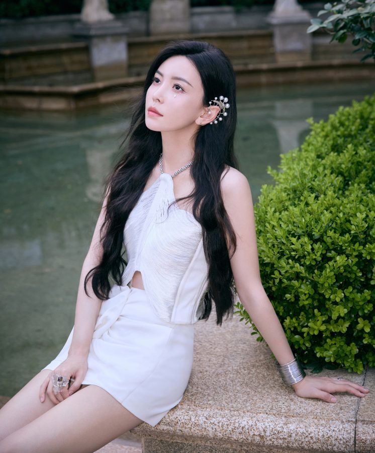 于文文这次化上了神女落泪妆穿纯洁白裙秀美腿(3/10)
