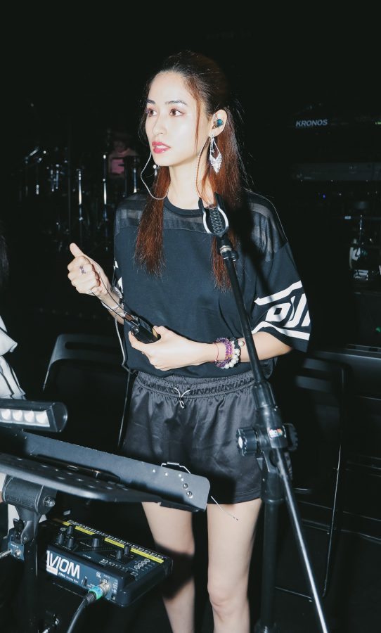 黄荻钧在演唱会上穿牛仔热裤秀美长腿(7/11)