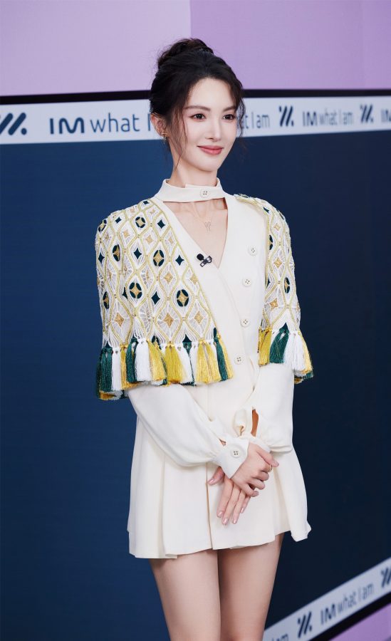 长腿女明星金晨穿白裙现身清新灵动(2/8)