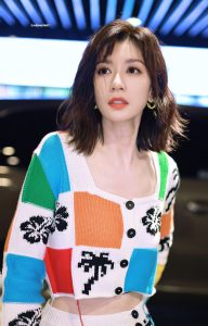 贾静雯穿活泼图案套裙现身细腰长腿少女感十足