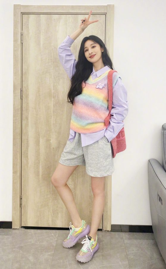 张俪穿彩虹色毛衣灰色短裤玉腿细长少女感十足(2/5)