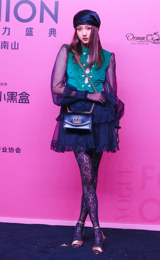 关晓彤腿穿复古鲜花花纹蕾丝袜踩细跟凉鞋展露迷人女人味(18/31)