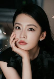 李沁穿无袖黑裙坐沙发里拍照小腿细长如玉