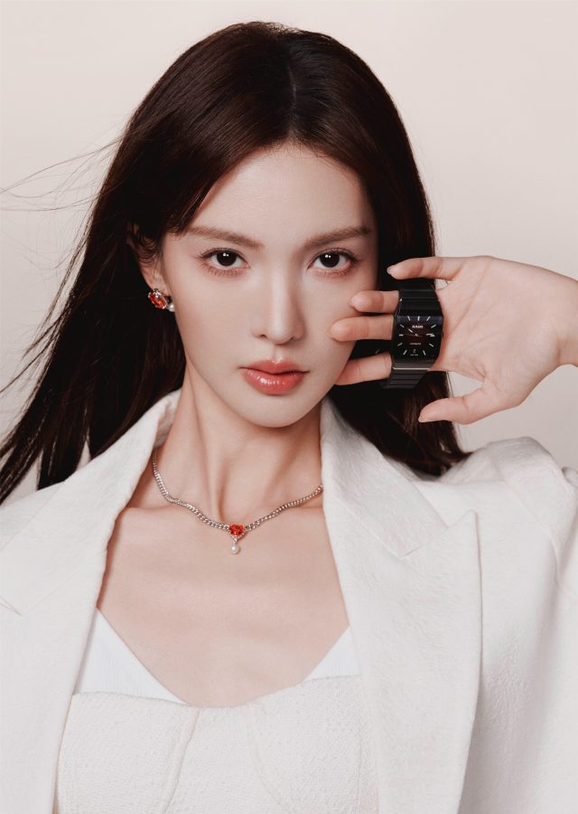 女明星金晨穿白色西服套装踩尖头高跟代言名牌腕表(2/5)
