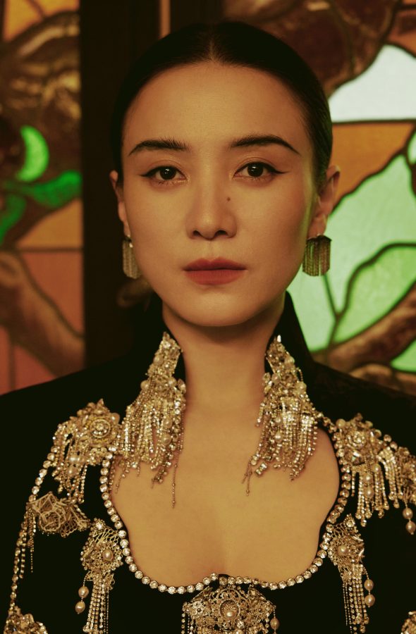宋佳身穿低胸绒面贵气礼服踩细高跟鞋事业线明显(2/9)
