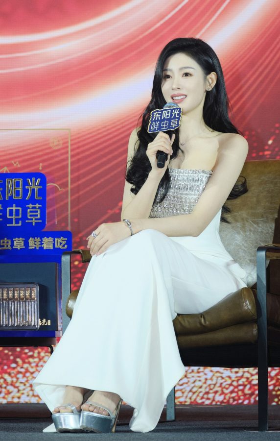 女明星张天爱脚踩一字带细跟凉鞋出席品牌代言活动(2/6)