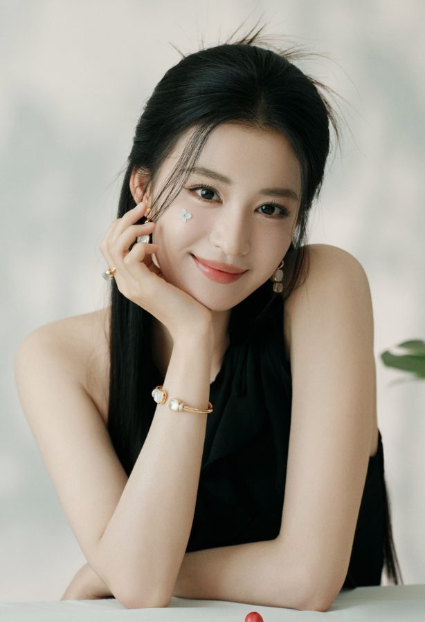 王楚然身穿黑裙配长靴秀美大腿(4/6)