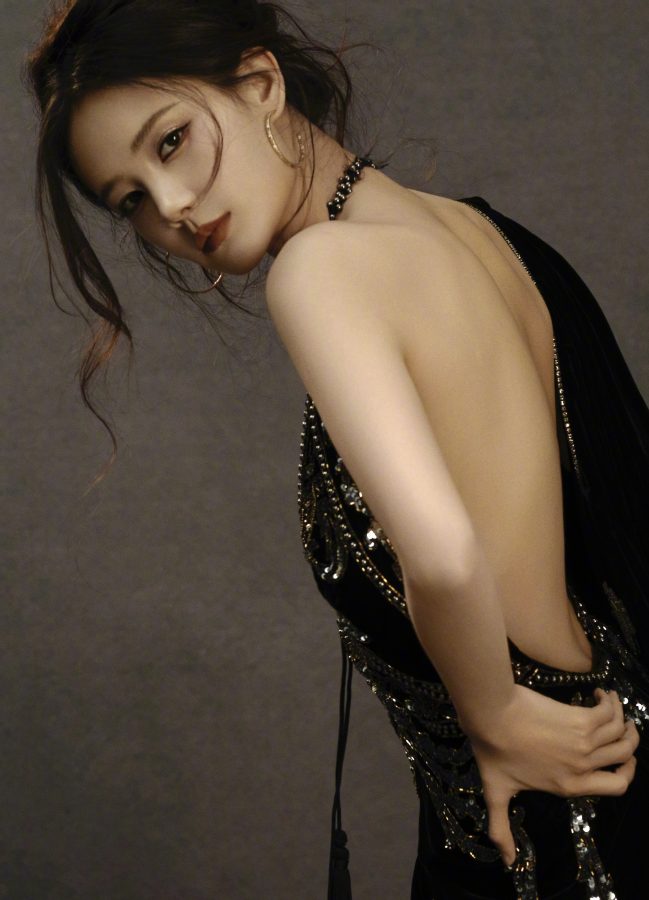 李一桐穿高级质感礼服里面穿黑丝拍摄写真(4/9)