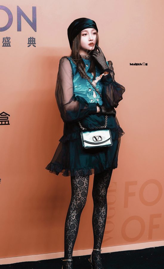 关晓彤腿穿复古鲜花花纹蕾丝袜踩细跟凉鞋展露迷人女人味(27/31)