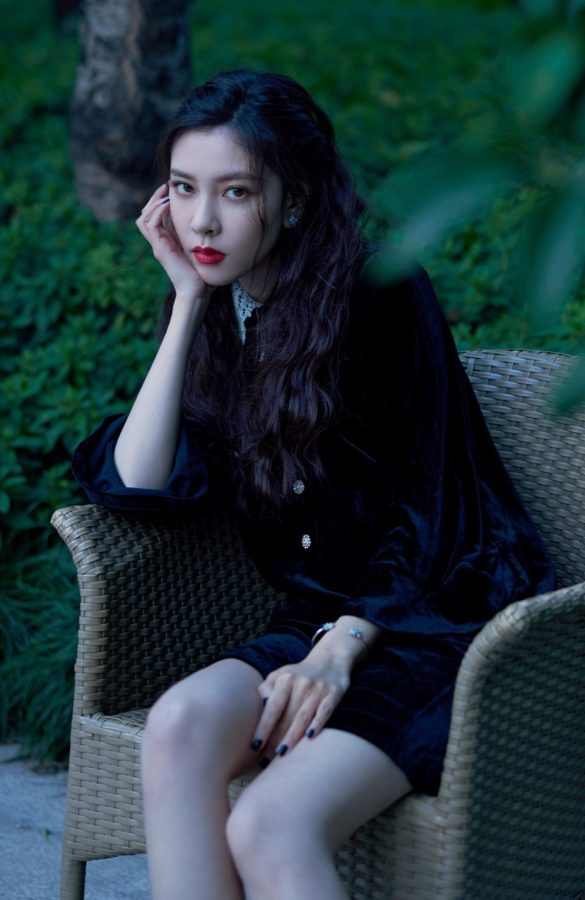宋妍霏身着黑色丝绒连身裙秀纤长玉腿(2/5)