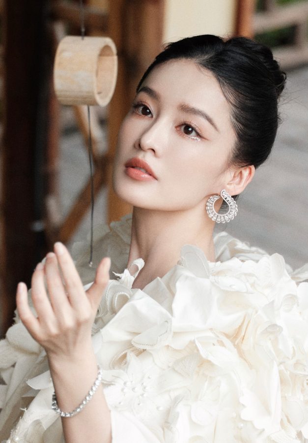 李沁月光仙子妆长腿踩白色高跟出席费加罗活动(10/11)