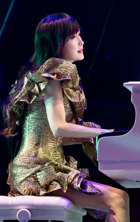 周慧敏演唱会上穿黄金短裙秀肉丝腿(28/29)