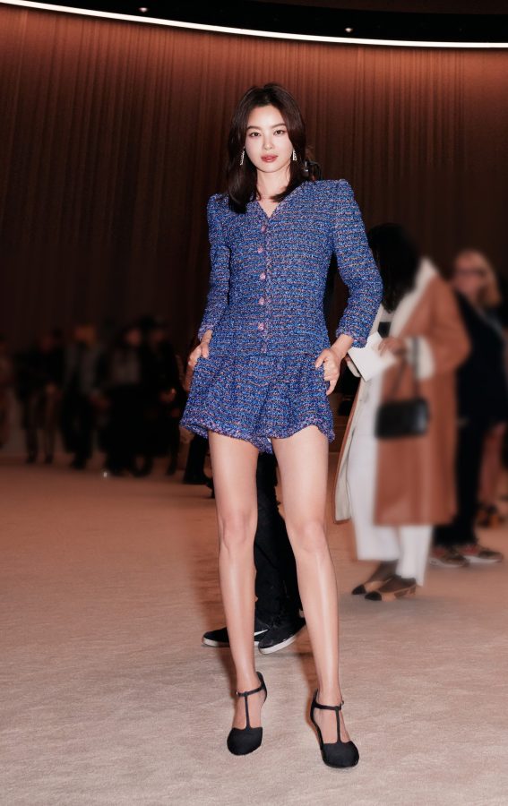 辛芷蕾受邀出席香奈儿巴黎2024春夏高级定制服系列发布会展现一双傲人美腿(3/12)