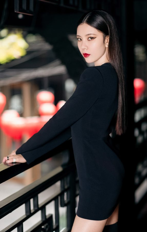 宋妍霏身穿开放式性感连衣裙配过膝长靴利落美艳(4/8)