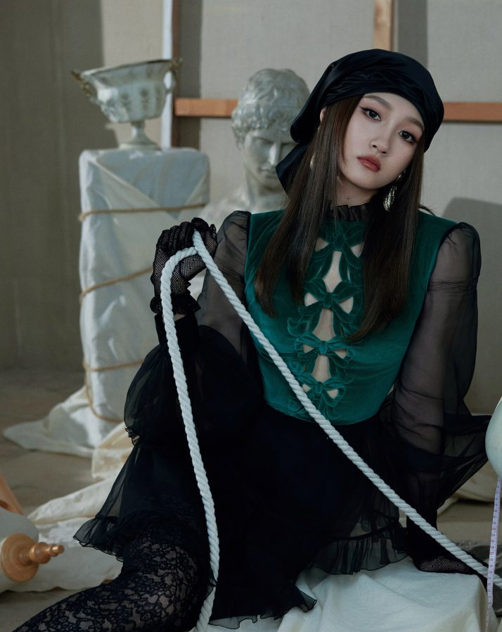 关晓彤腿穿复古鲜花花纹蕾丝袜踩细跟凉鞋展露迷人女人味(5/31)