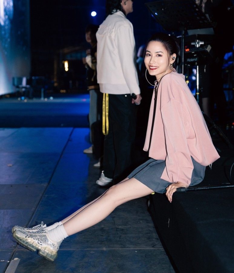 Huang Dijun showed off her long legs in denim hot pants at the concert(10/11)