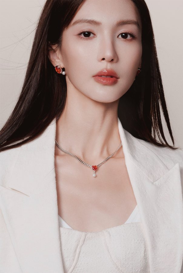 女明星金晨穿白色西服套装踩尖头高跟代言名牌腕表(4/5)