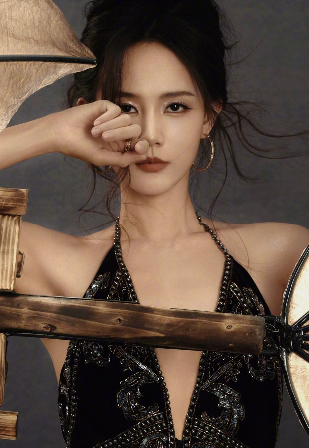 李一桐穿高级质感礼服里面穿黑丝拍摄写真(6/9)