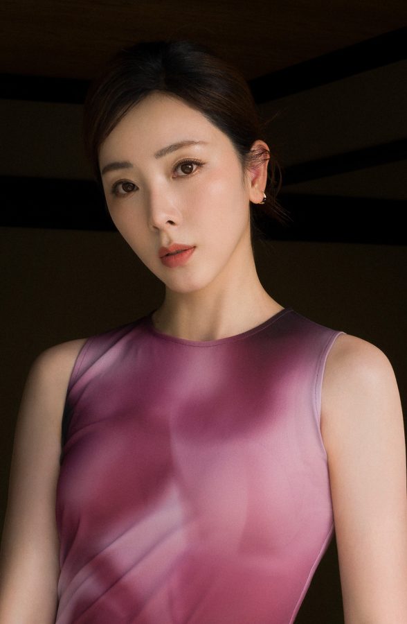 李思思光脚拍摄清茶松弛感大片真国色(3/3)