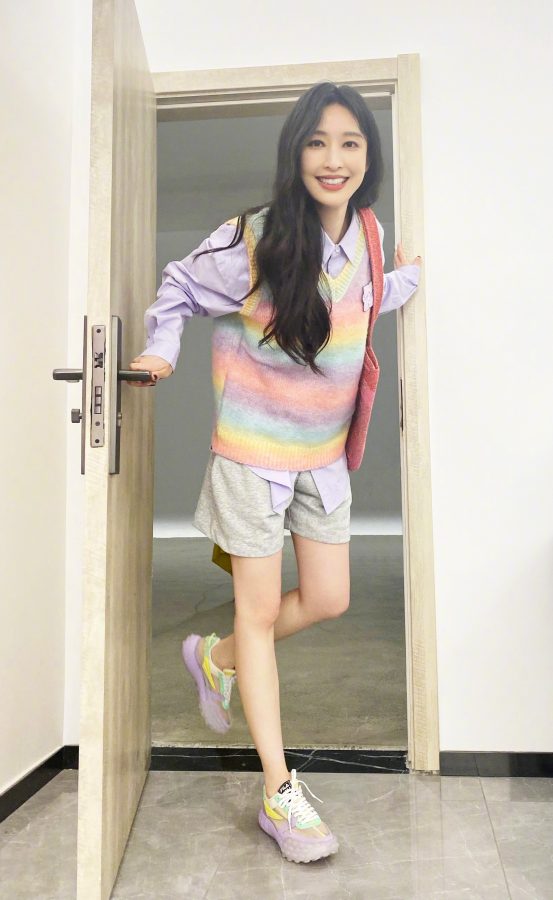 张俪穿彩虹色毛衣灰色短裤玉腿细长少女感十足(1/5)