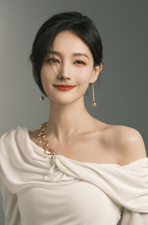 李一桐一袭白色斜肩长裙展现曼妙线条，室内写真盯屏让人直呼受不了(7/8)