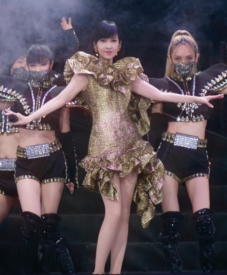 周慧敏演唱会上穿黄金短裙秀肉丝腿(16/29)