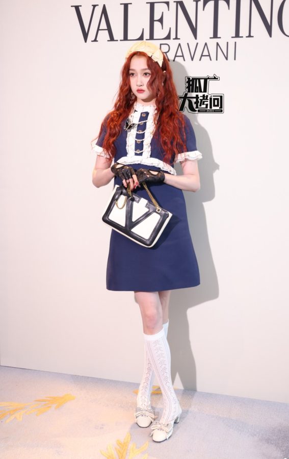 关晓彤美腿穿白色筒袜拍摄梦幻复古写真(16/16)