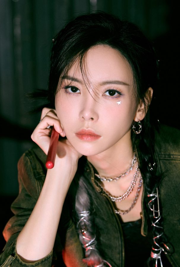 酷飒的美女吉他手于文文气质自由洒脱秀白腿(6/8)